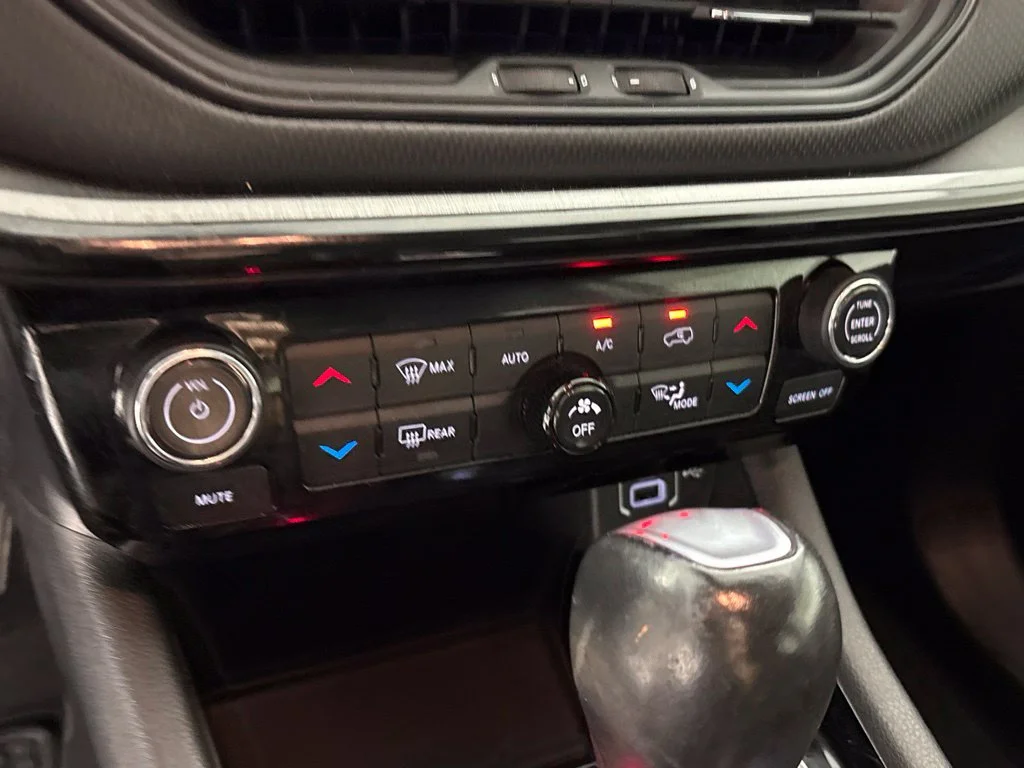 Used 2022 Silver Jeep Trailhawk image 37