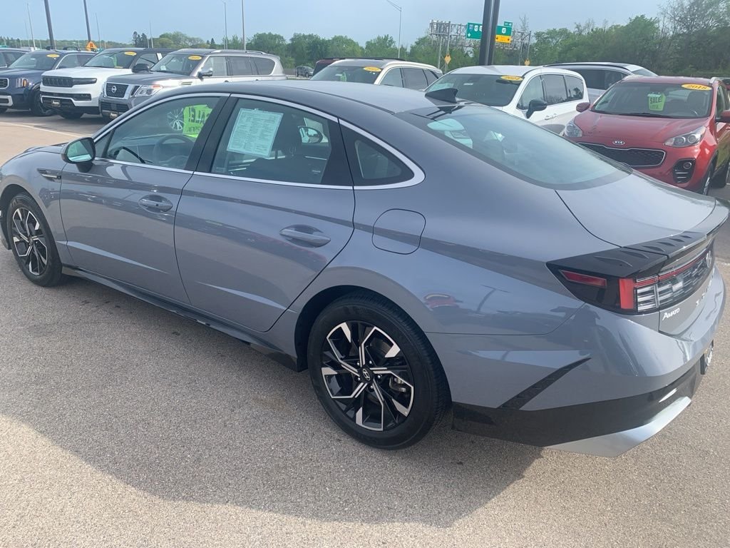 Certified Used 2025 Blue Hyundai SEL image 3