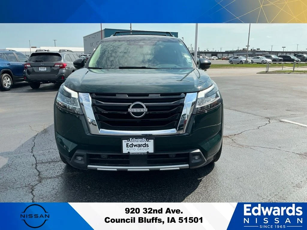 Used 2022 Black Nissan Platinum image 3