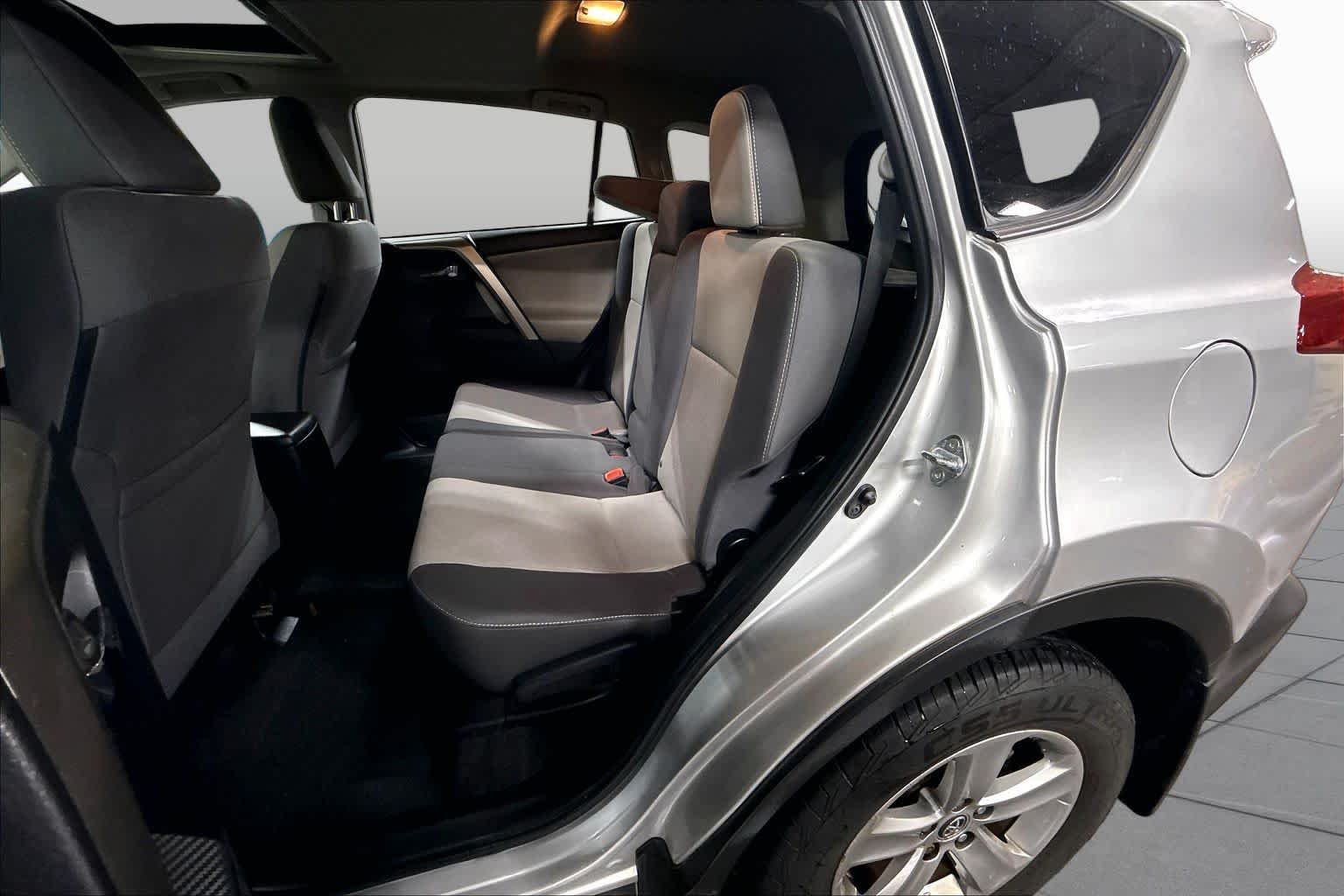 Used 2015 Classic Silver Metallic Toyota XLE image 21