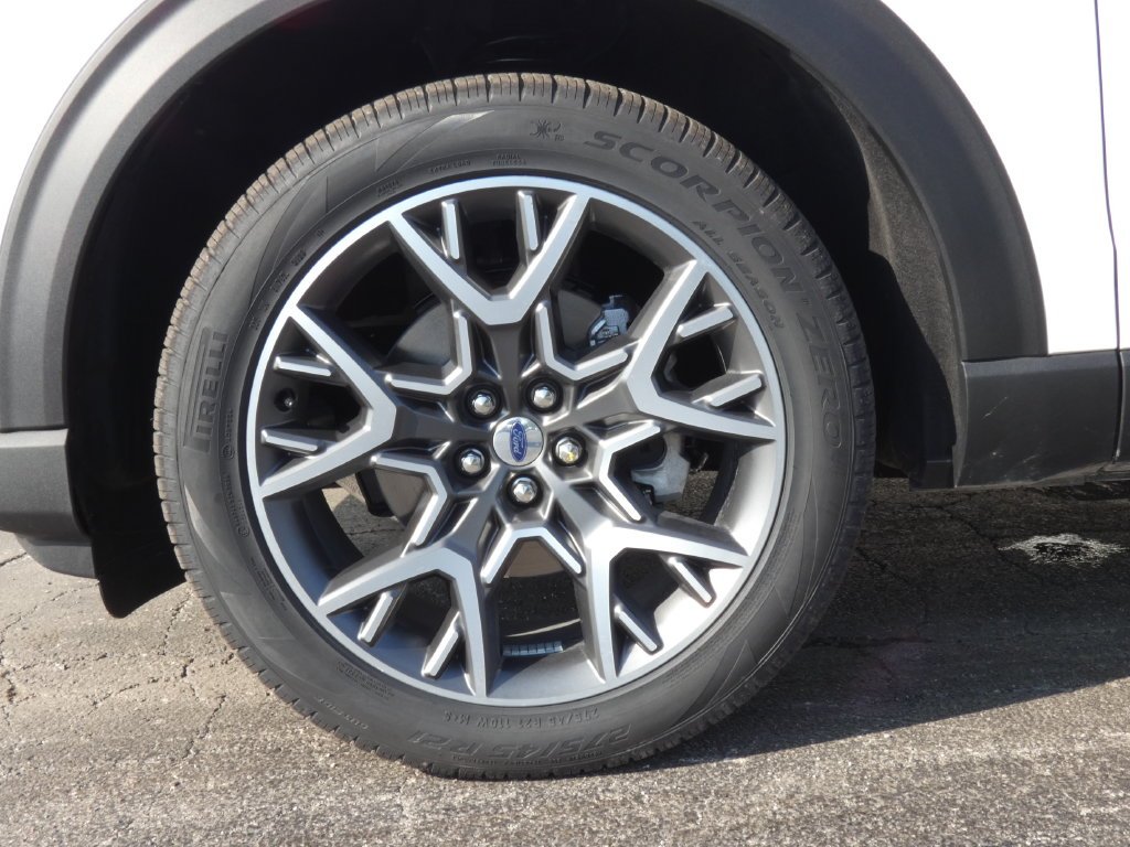 New 2027 Star White Metallic Tri-Coat Ford Platinum™ image 42