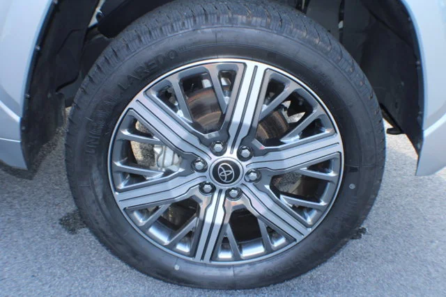 Used 2024  Toyota Capstone Hybrid image 5