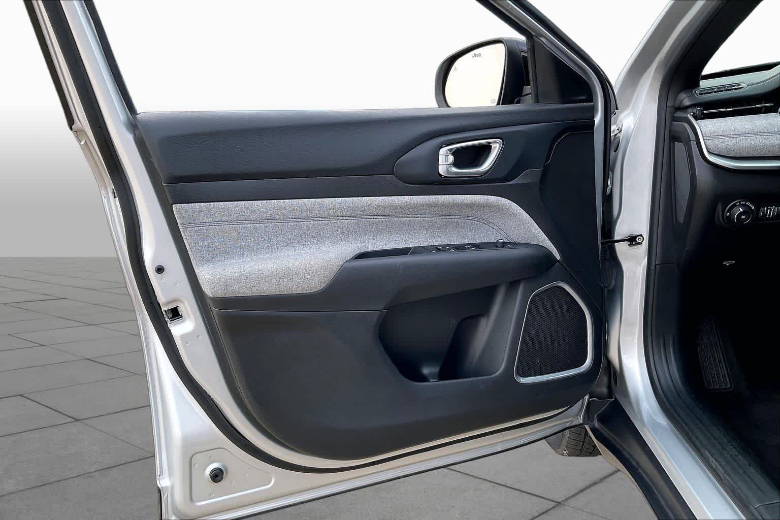 Used 2024 Silver Zynith Metallic Clearcoat Jeep Latitude image 20