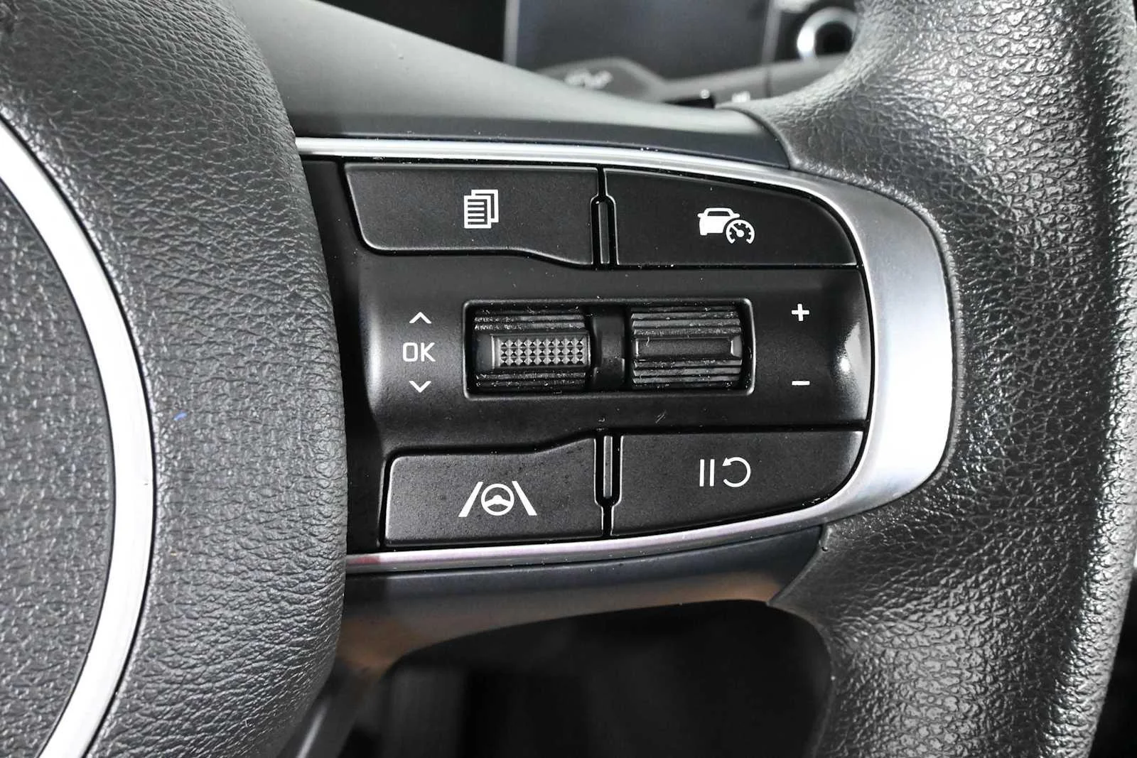Used 2023 Snow White Pearl Kia LX image 19