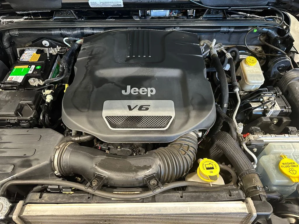 Used 2016 Black Jeep Unlimited Sahara image 9