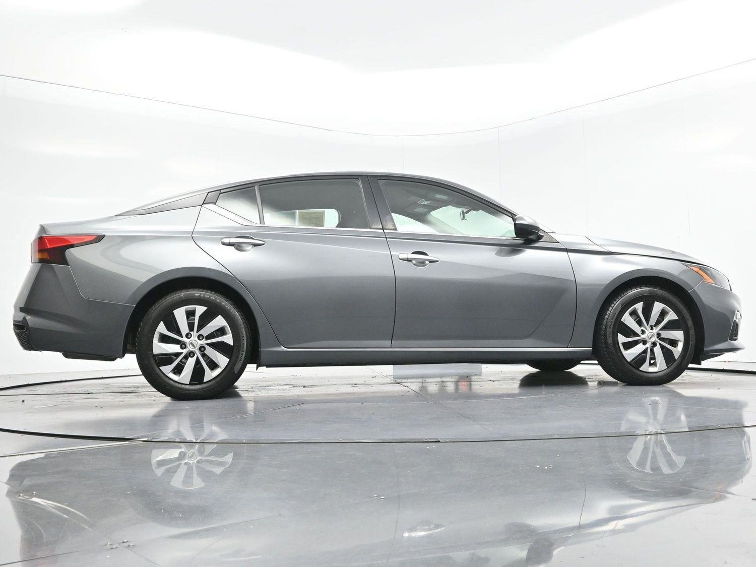 Used 2022 Gun Metallic Nissan 2.5 S image 47