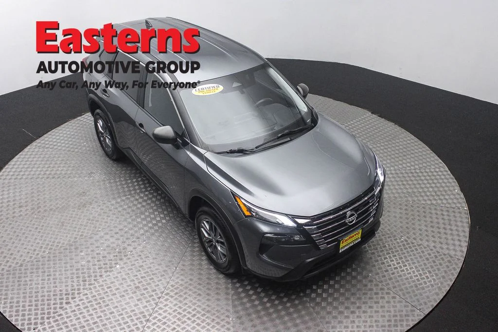 Used 2024 Gray Nissan S image 3