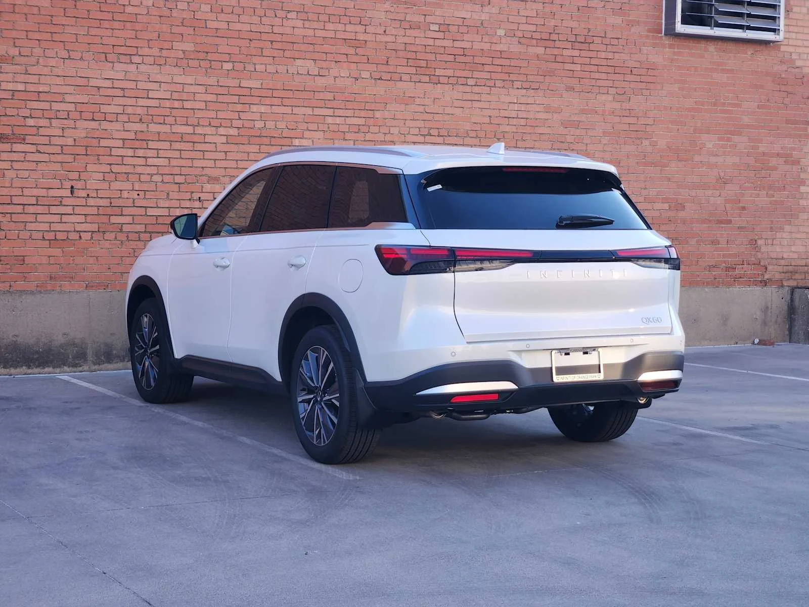 New 2027 RADIANT WHITE INFINITI Luxe FWD image 4