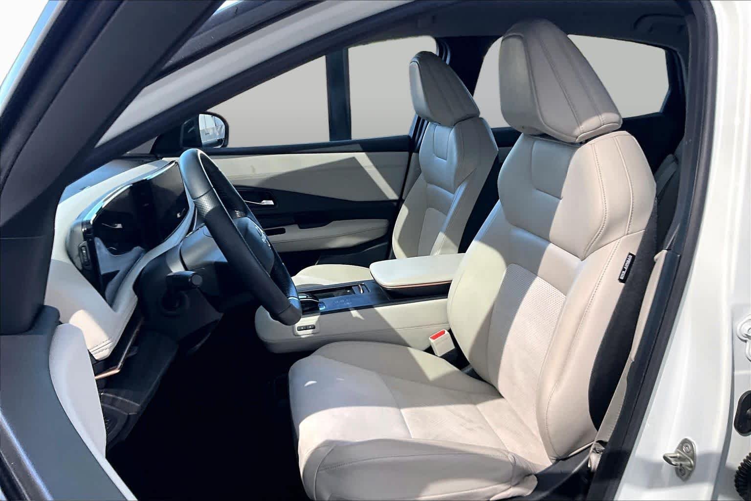 Used 2023 Everest White Pearl Tricoat/Black Diamond Pearl Nissan ENGAGE image 7