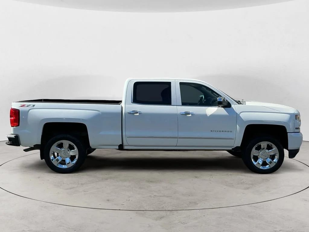 Used 2017 IRIDESCENT PEARL TRICOAT Chevrolet LTZ image 4