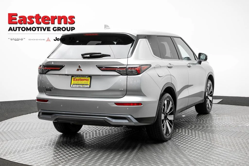 Used 2025 Silver Mitsubishi SE image 5