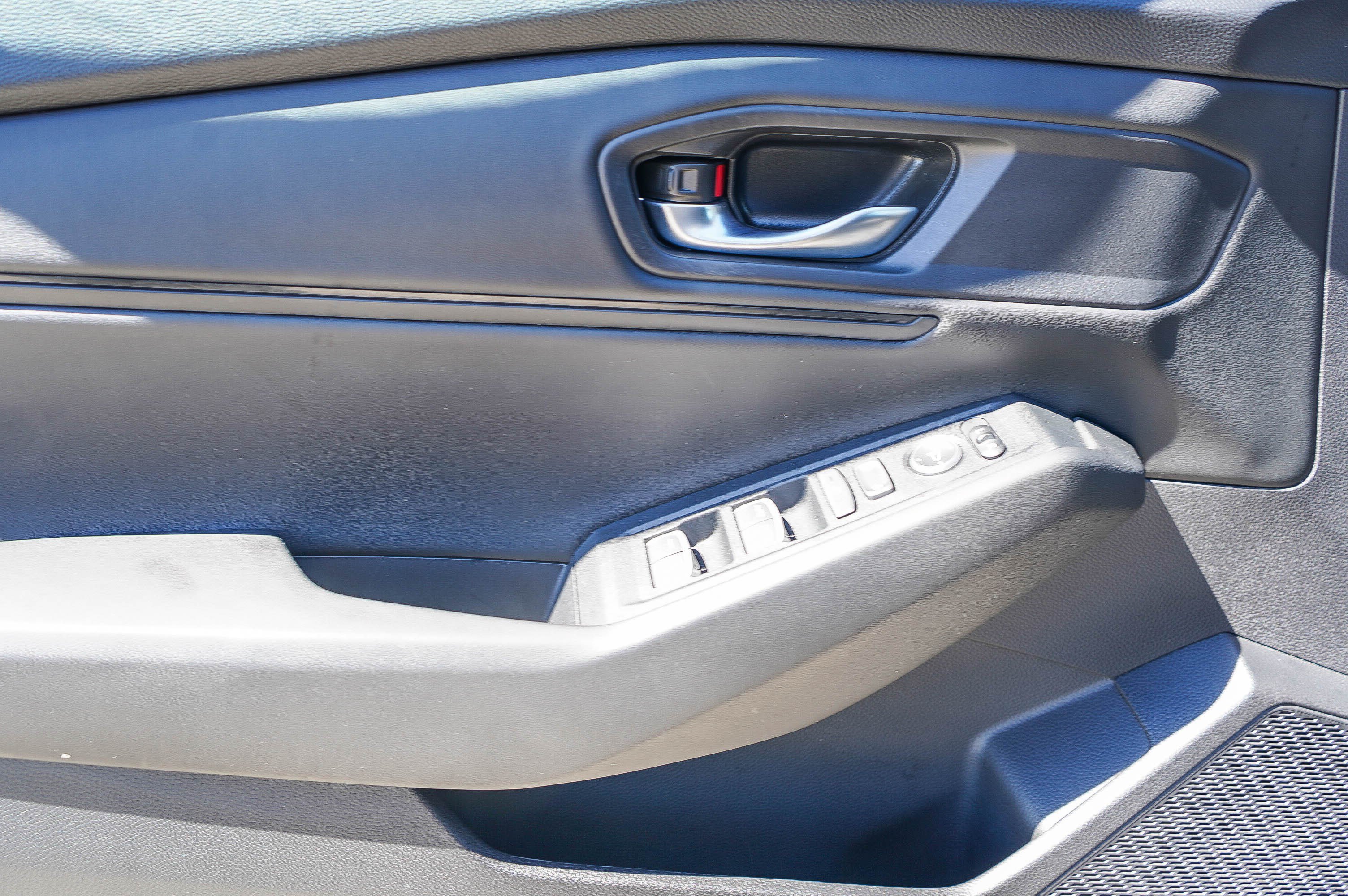 Used 2025 Meteorite Gray Metallic Honda SE image 21