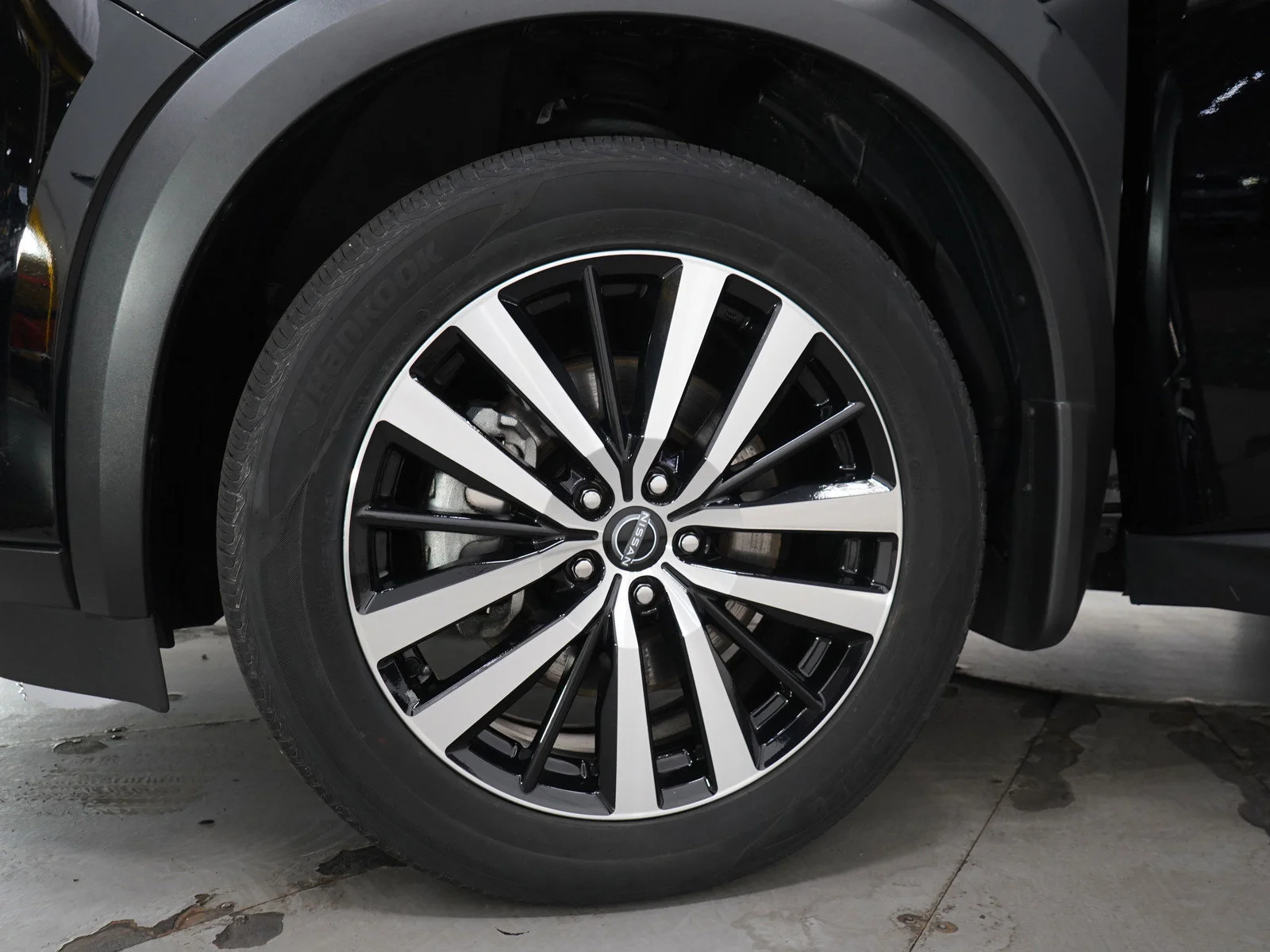 Used 2024 Super Black Nissan Platinum image 35