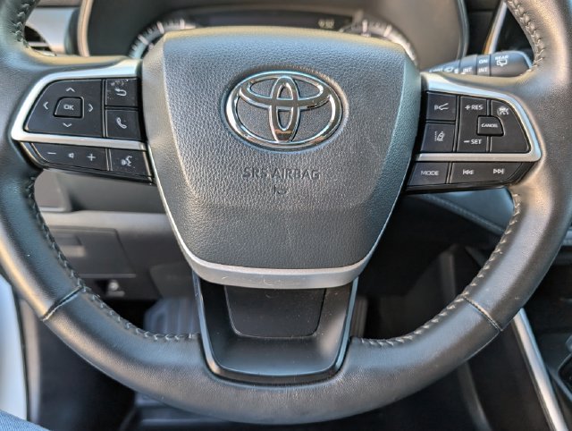 Used 2023 Off-white Toyota LE image 5