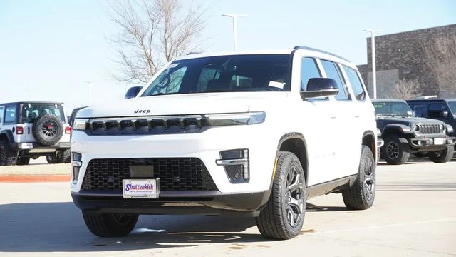 New 2026 Bright White Clear-Coat Exterior Paint Jeep Limited Altitude image 3
