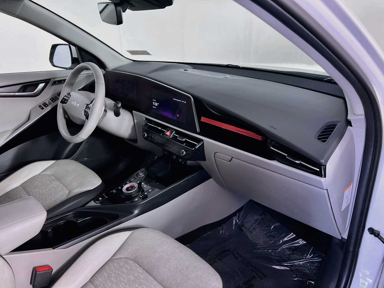 Used 2025 Snow White Pearl Kia Wave image 30