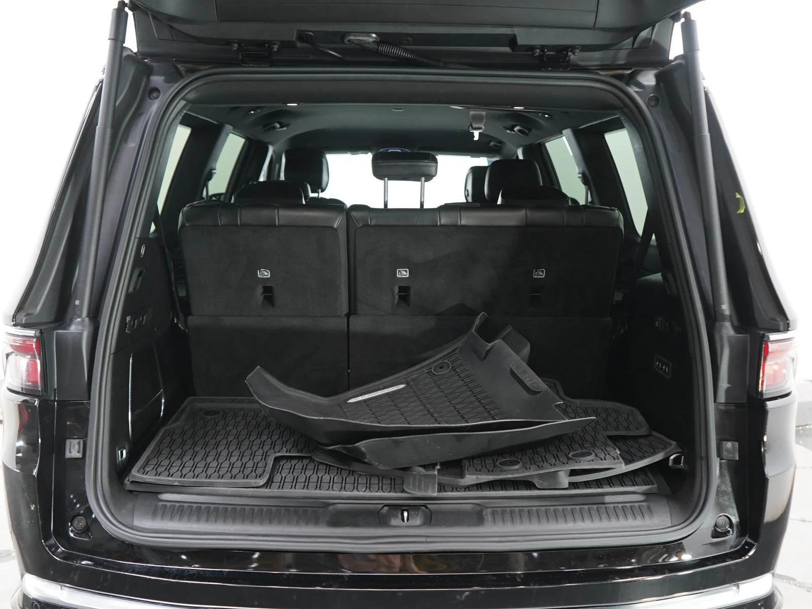 Used 2024 Diamond Black Crystal Pearlcoat Jeep Series III image 17