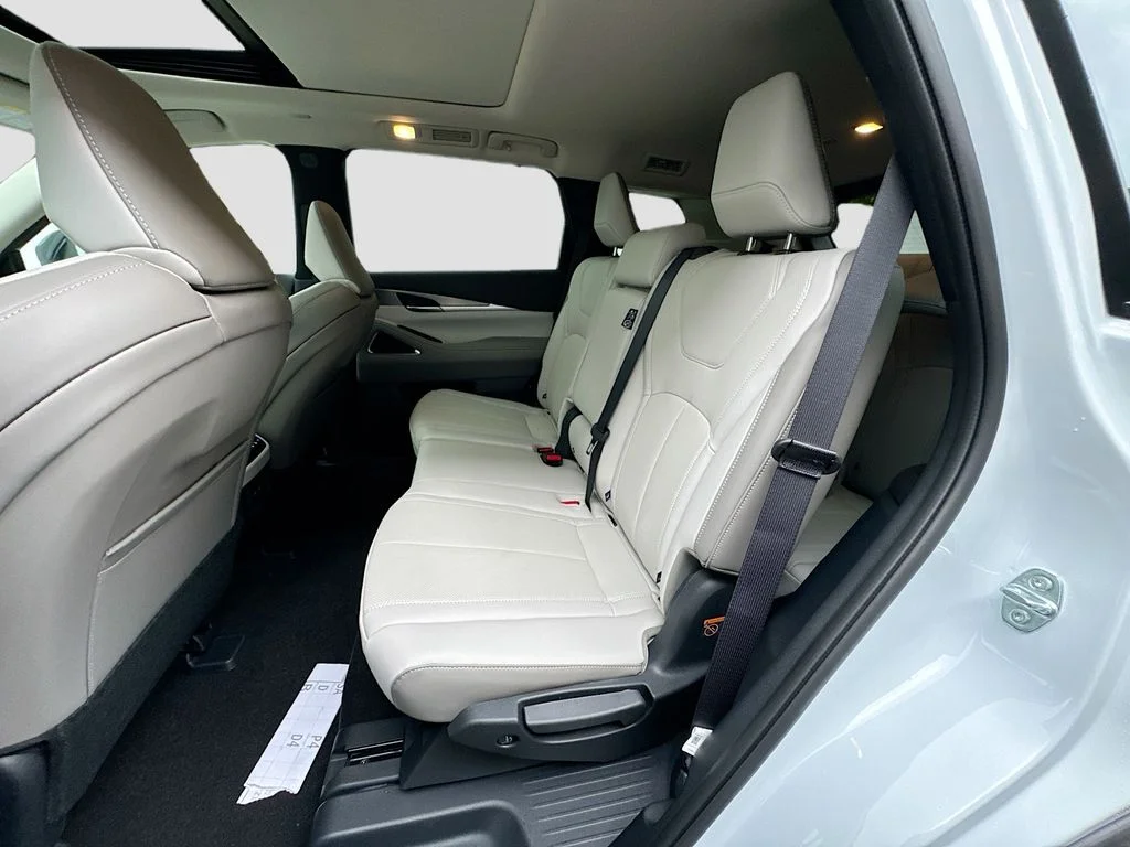 New 2027 RADIANT WHITE INFINITI Luxe FWD image 26