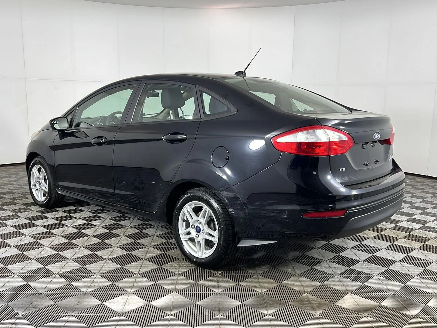 Used 2019 Shadow Black Ford SE image 5