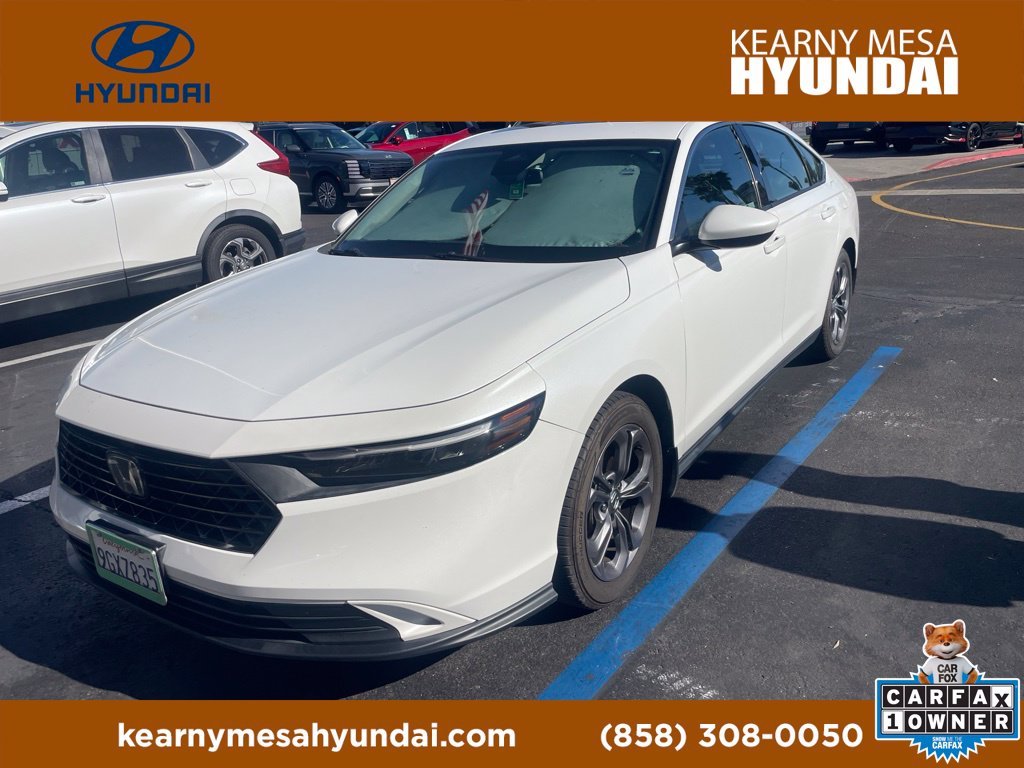 Used 2023 White Honda EX image 1
