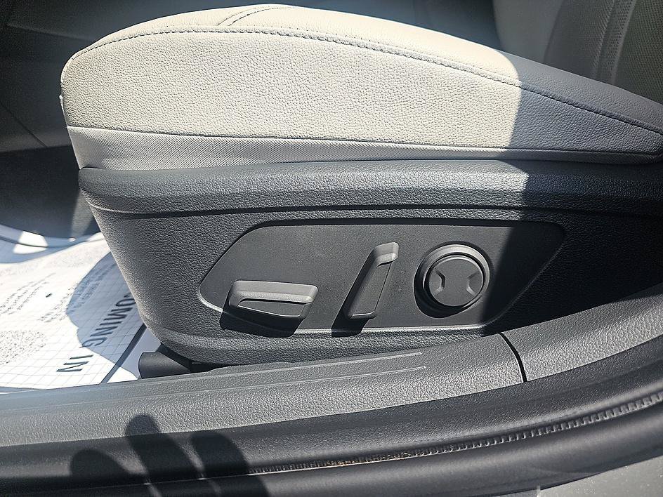 Used 2022 Hampton Gray Hyundai Limited image 15