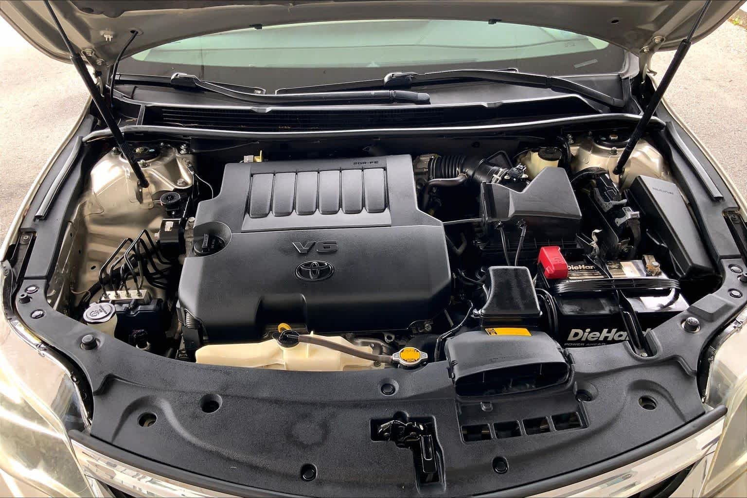 Used 2014 Creme Brulee Mica Toyota XLE image 30