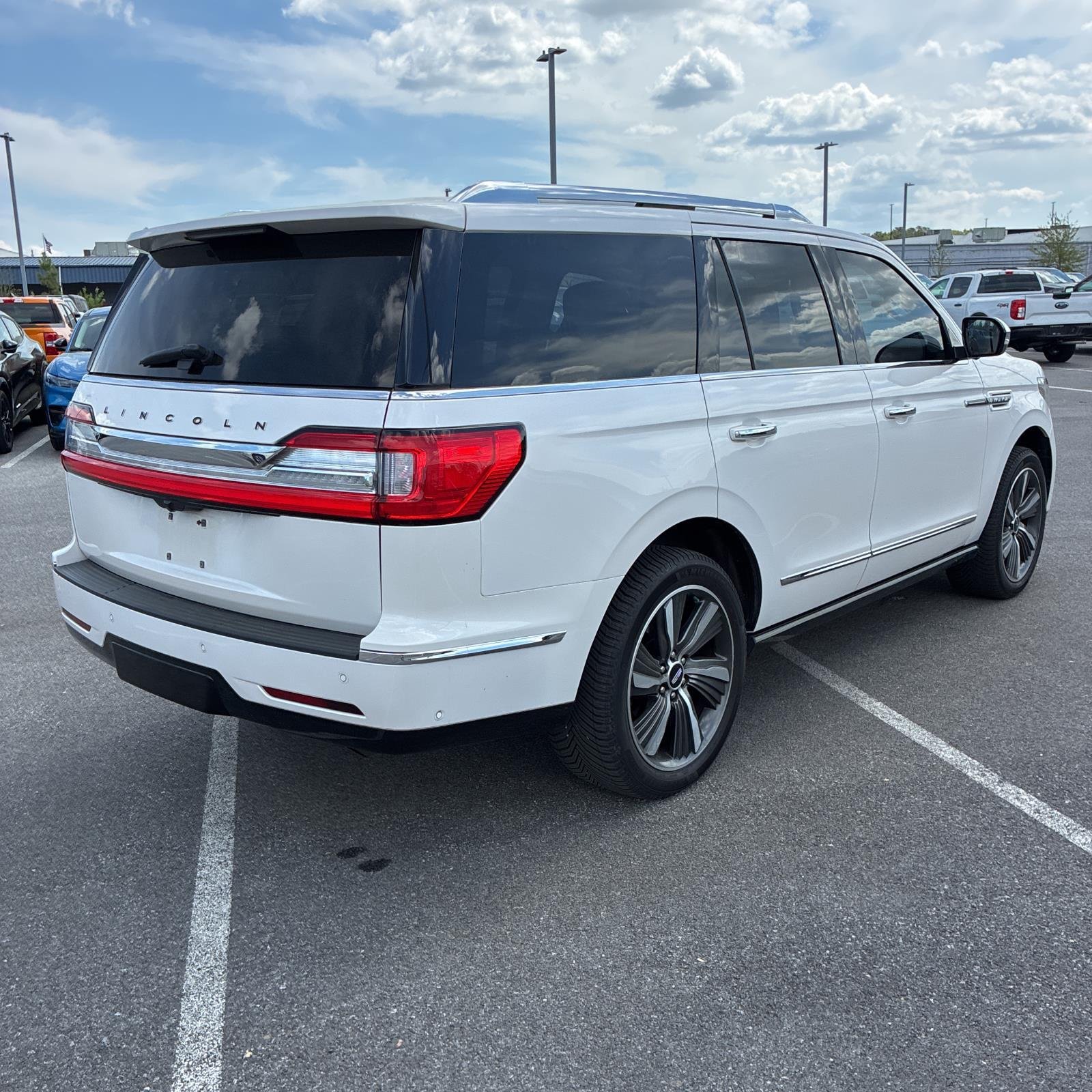 Used 2019 White Platinum Tri-Coat Lincoln Black Label image 3