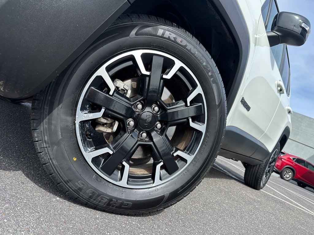 Used 2023 White Jeep Latitude image 3