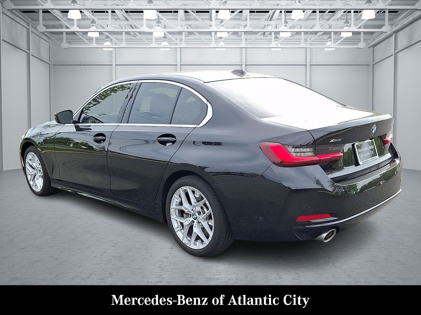Used 2025 Black Sapphire Metallic BMW xDrive image 4