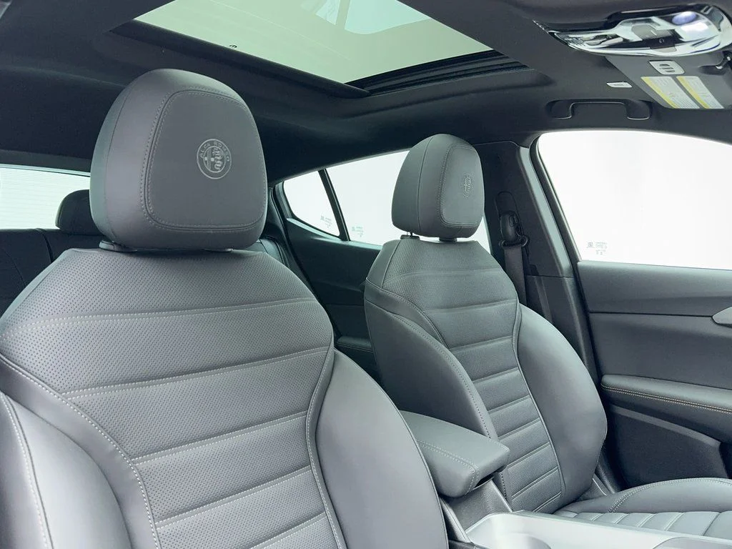 New 2025 Silver Alfa Romeo Base image 41