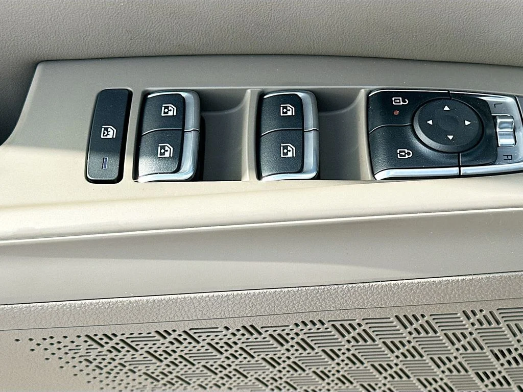 New 2026 Ceramic Silver Kia EX image 18