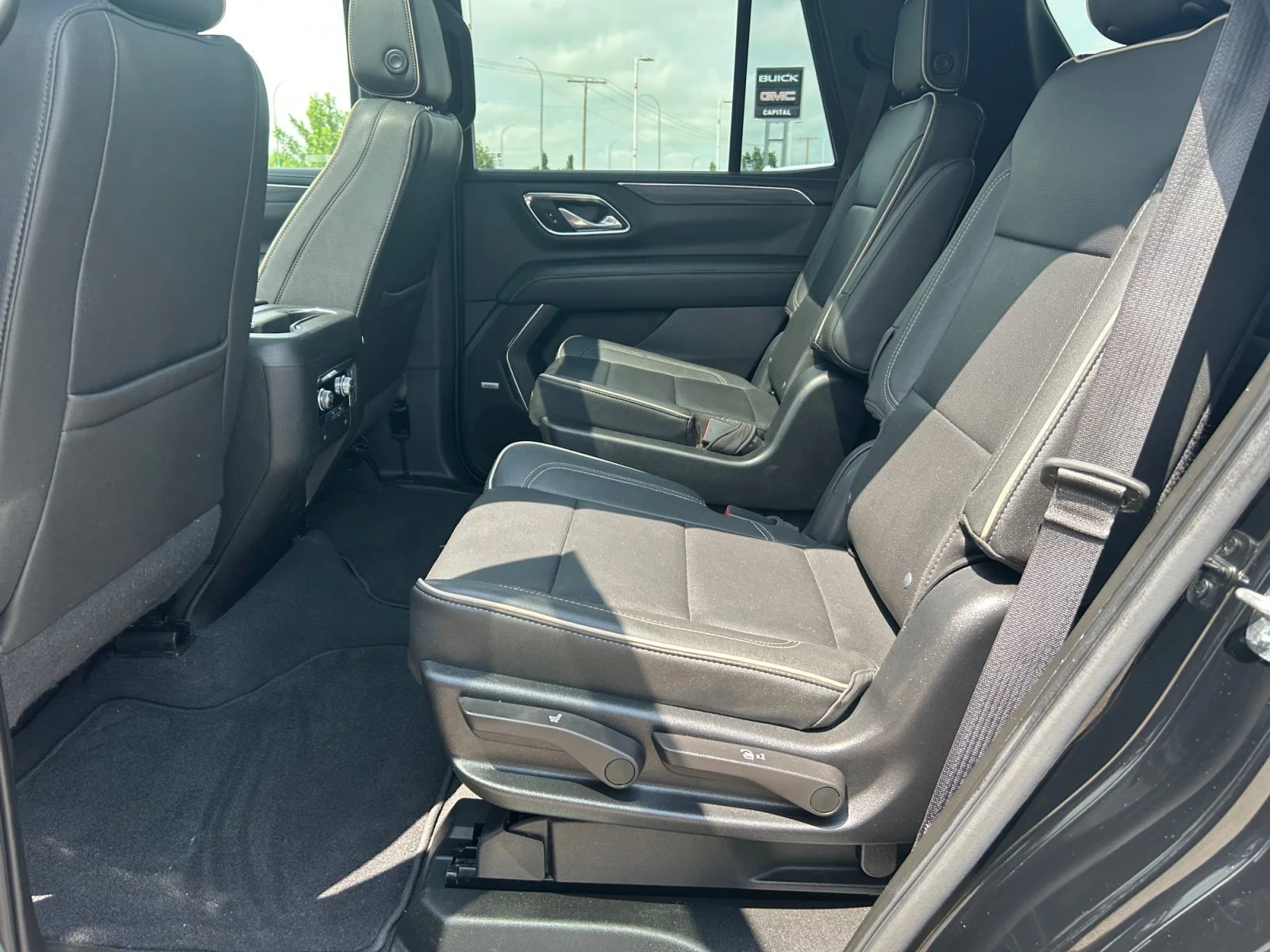 Used 2023 Black GMC SLT 4WD Leather Sunroof 5.3L image 20