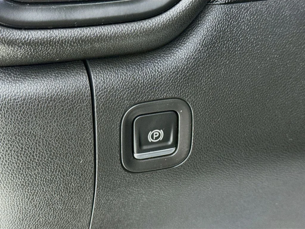Used 2021 White Chevrolet Custom image 10