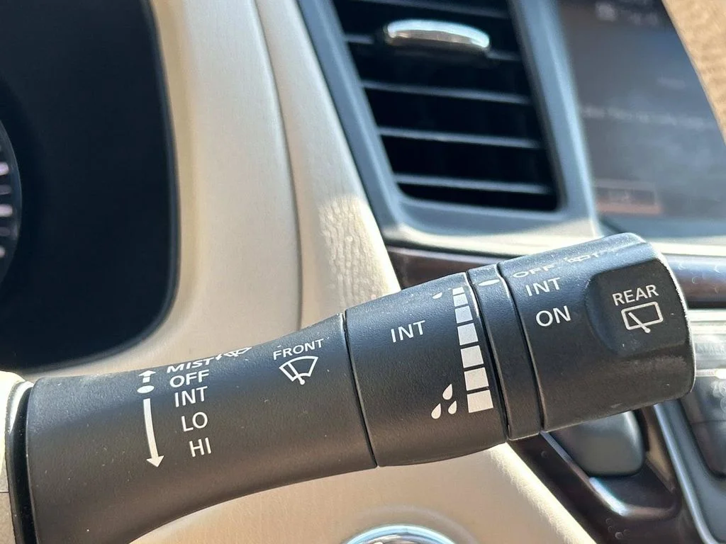 Used 2015 White Nissan SL image 34