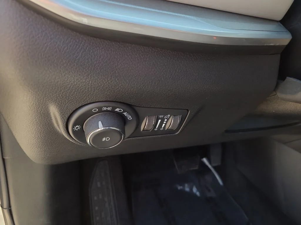 Used 2025 Silver Jeep Limited image 23