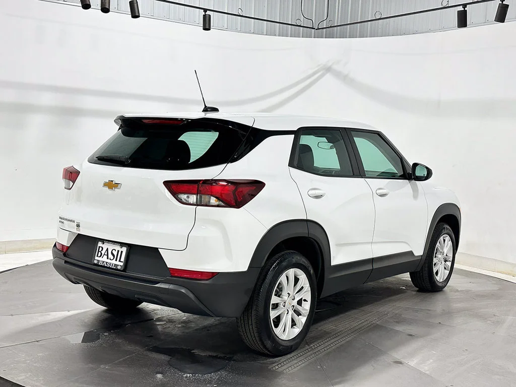 Used 2023 SUMMIT WHITE Chevrolet LS image 11