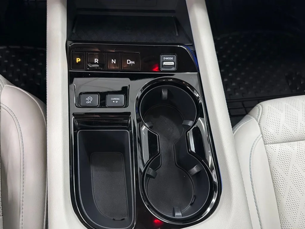 Used 2025 Gold Nissan Platinum image 21