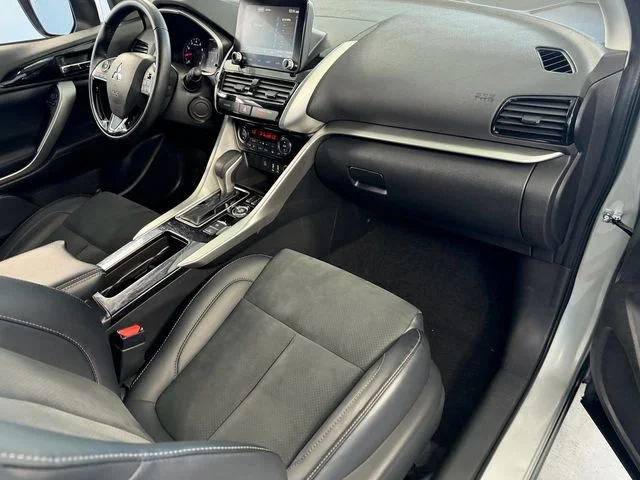 Used 2025 Silver Mitsubishi SE image 13