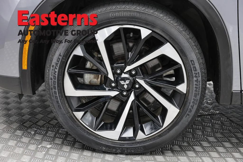 Used 2023 Silver Mitsubishi SE image 97