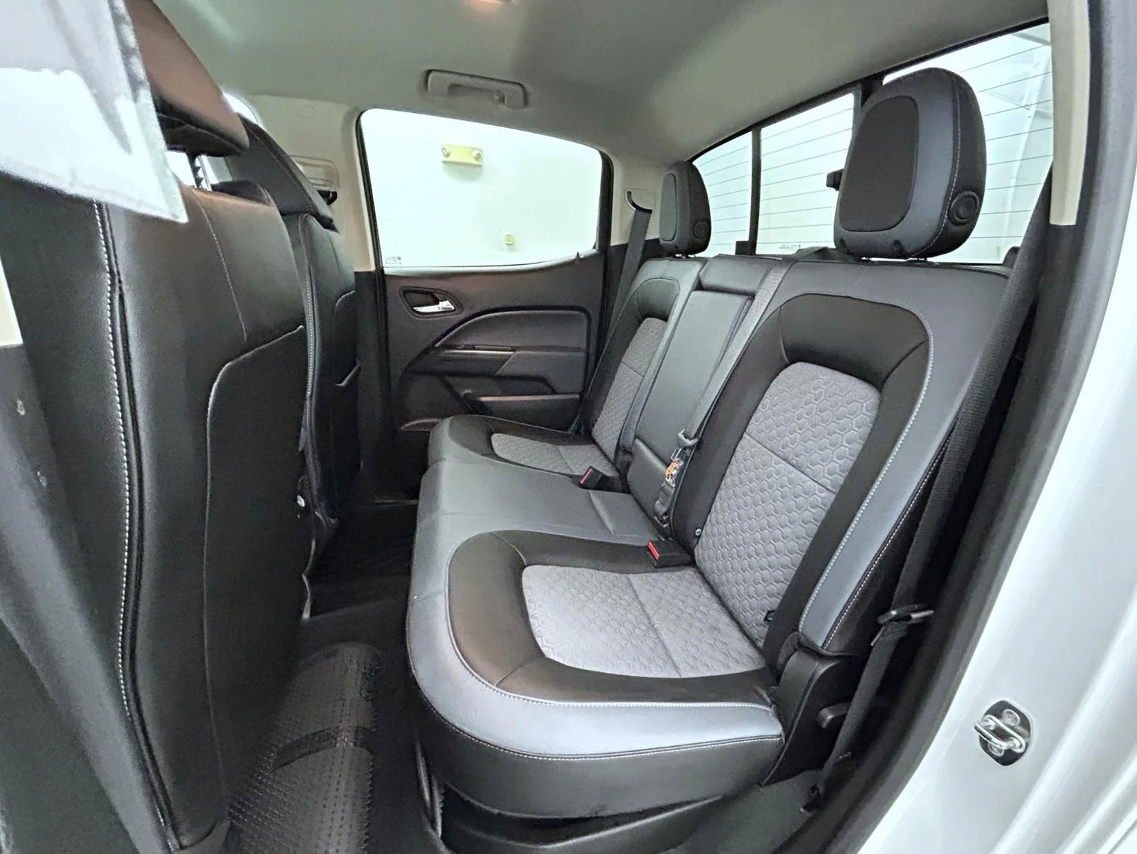 Used 2022 White Chevrolet Z71 image 19