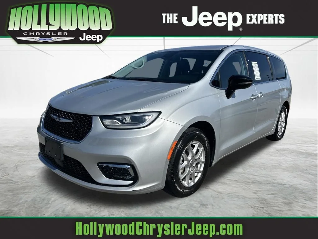 2024 Chrysler Pacifica Touring L's photo