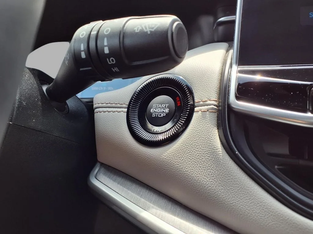 Used 2025 White Jeep Limited image 8