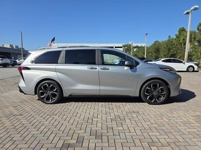 2025 Toyota Sienna Platinum - Photo 12