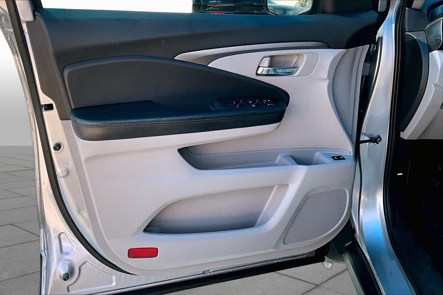 Used 2018 Lunar Silver Metallic Honda EX-L image 22