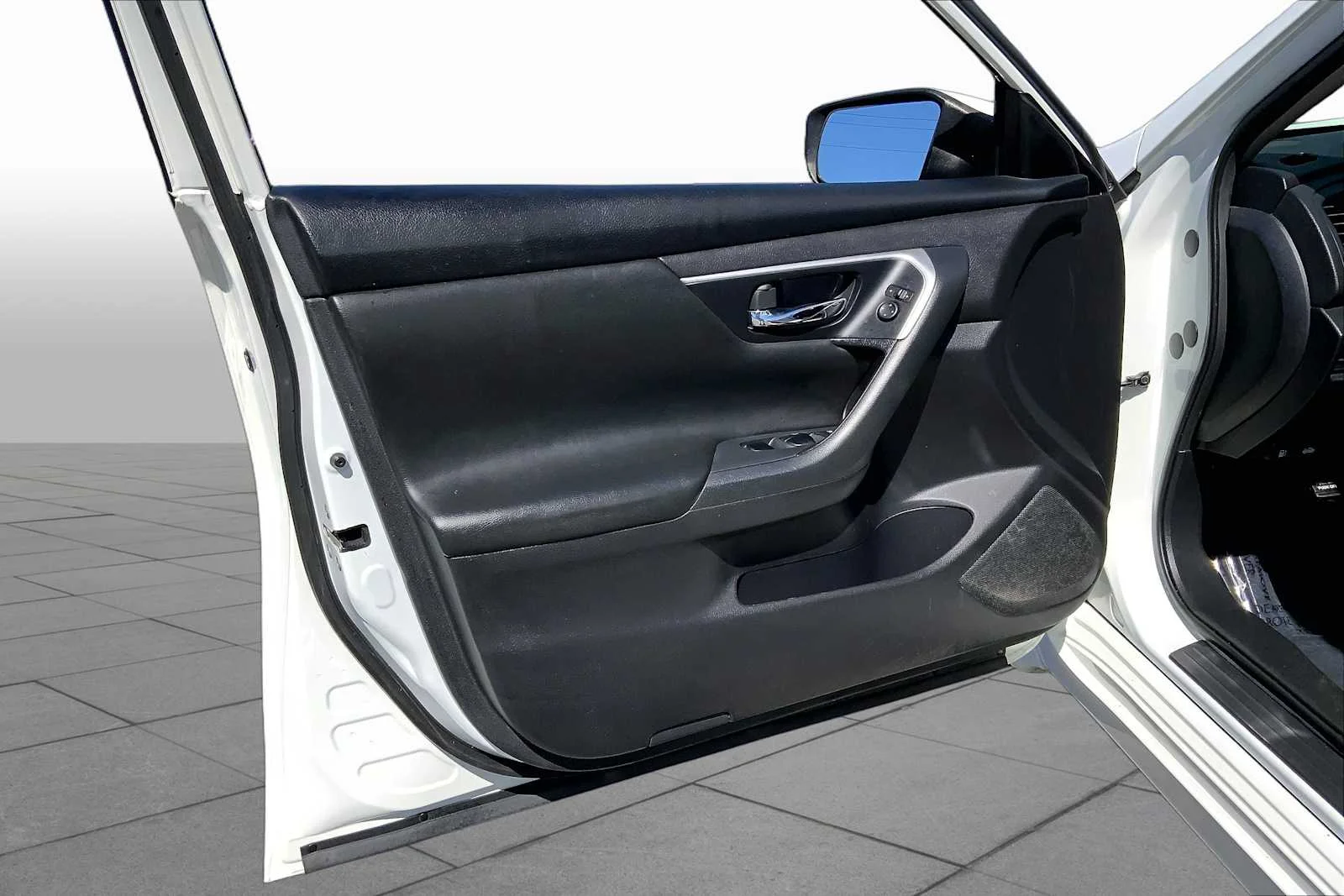 Used 2018 Glacier White Nissan 2.5 S image 20