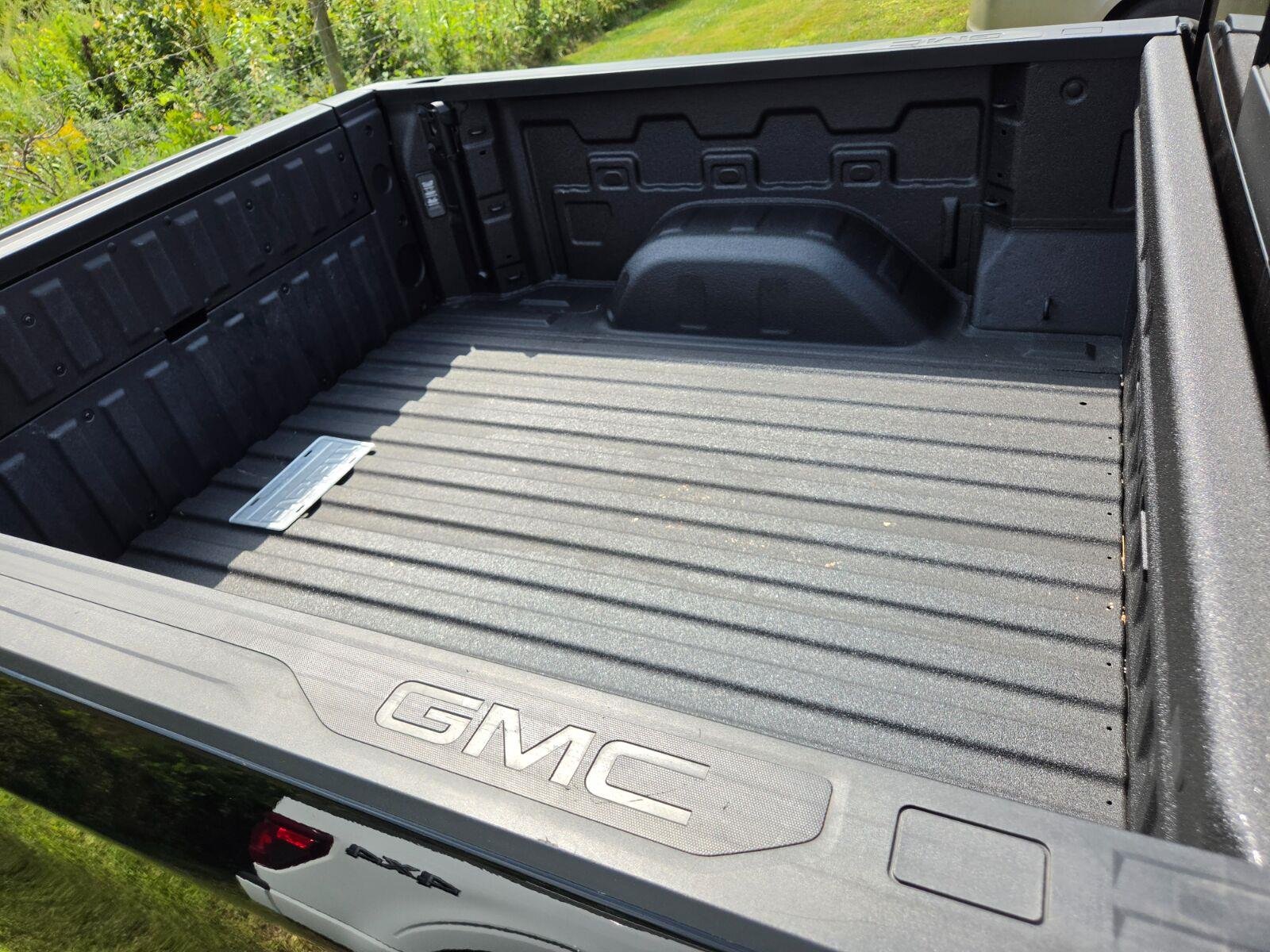 Used 2025 Onyx Black GMC Denali image 6