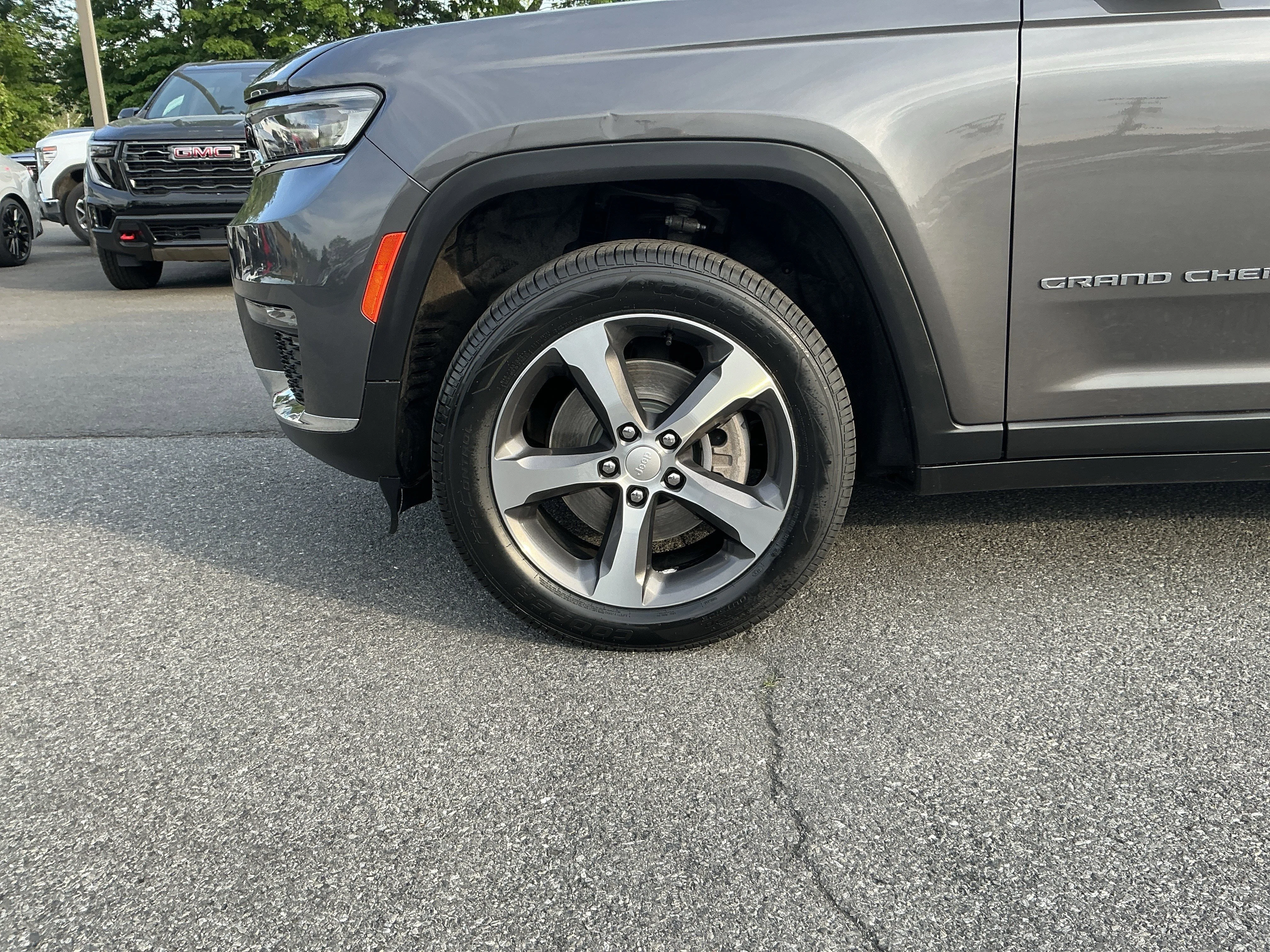 Used 2023 Grey Jeep Limited image 9
