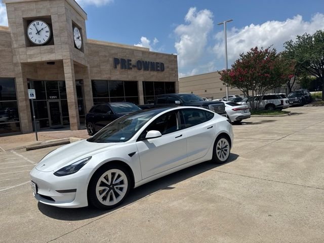 Used 2022  Tesla Base image 3