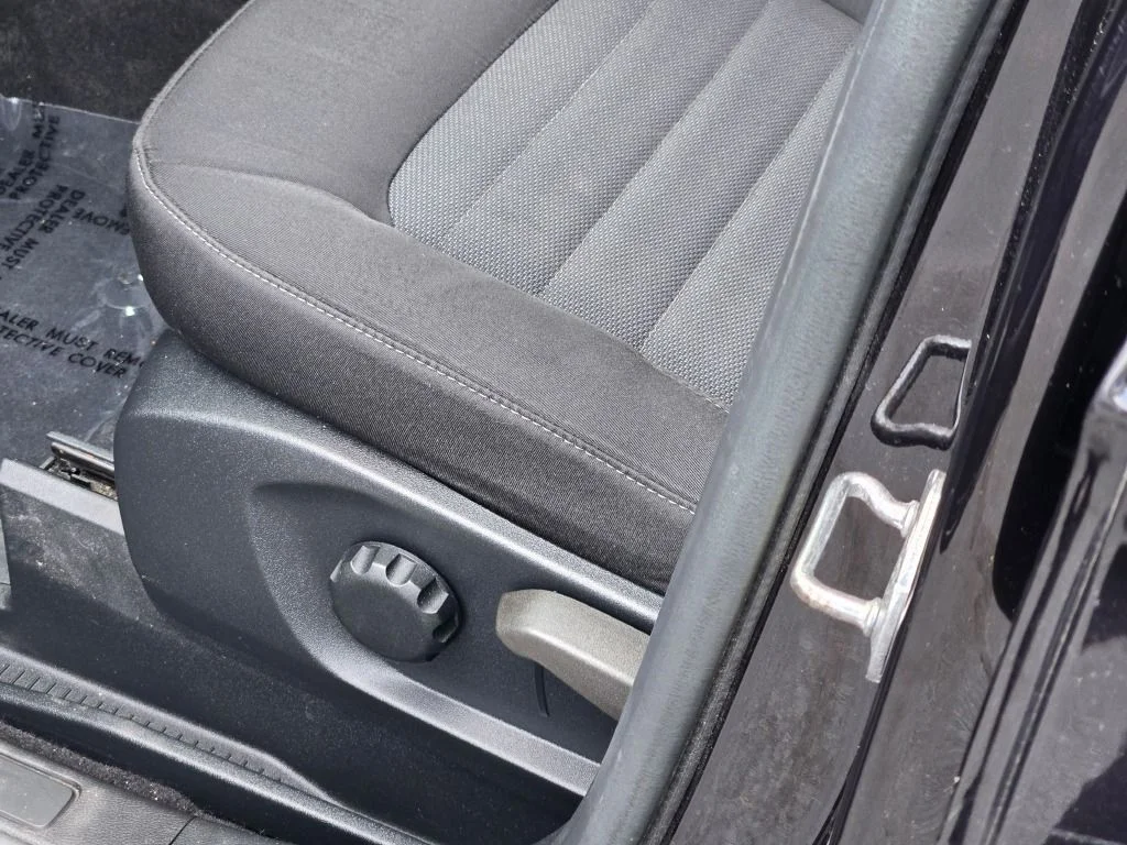 Used 2021 Black Metallic Ford SE image 21