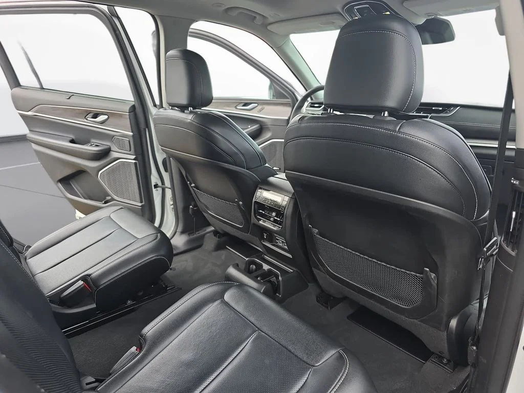 Used 2023 White Jeep Limited image 11
